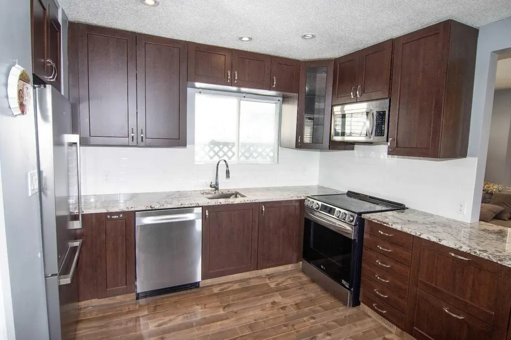 129 30 Avenue NW Calgary AB t2m2n1