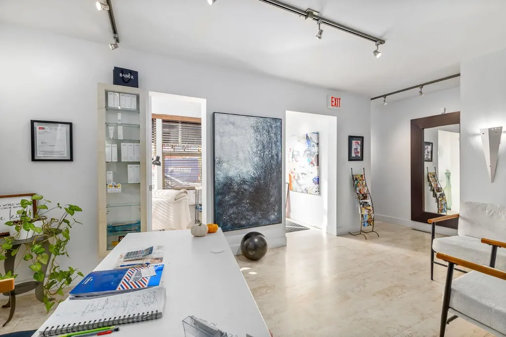 2032 34 Avenue SW Calgary AB T2T 2C3