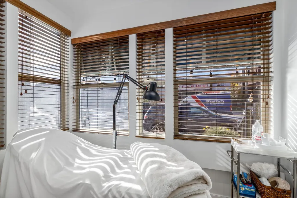 2032 34 Avenue SW Calgary AB T2T 2C3