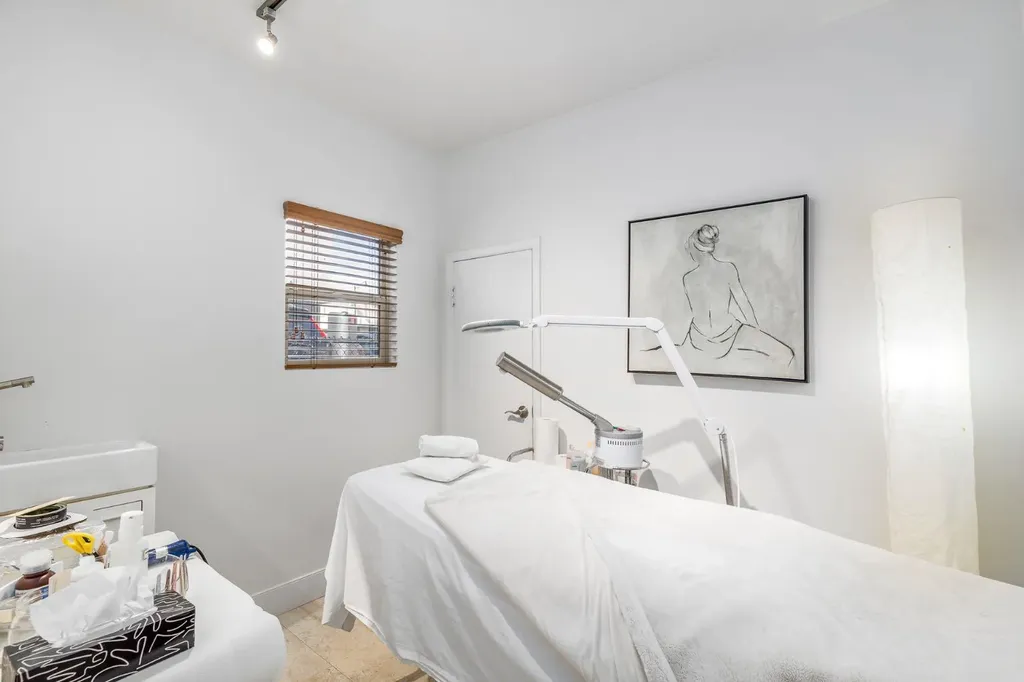 2032 34 Avenue SW Calgary AB T2T 2C3
