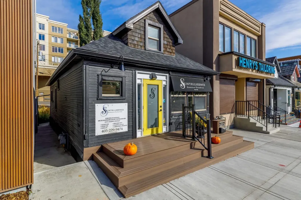 2032 34 Avenue SW Calgary AB T2T 2C3