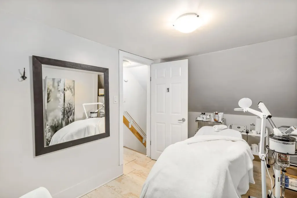 2032 34 Avenue SW Calgary AB T2T 2C3