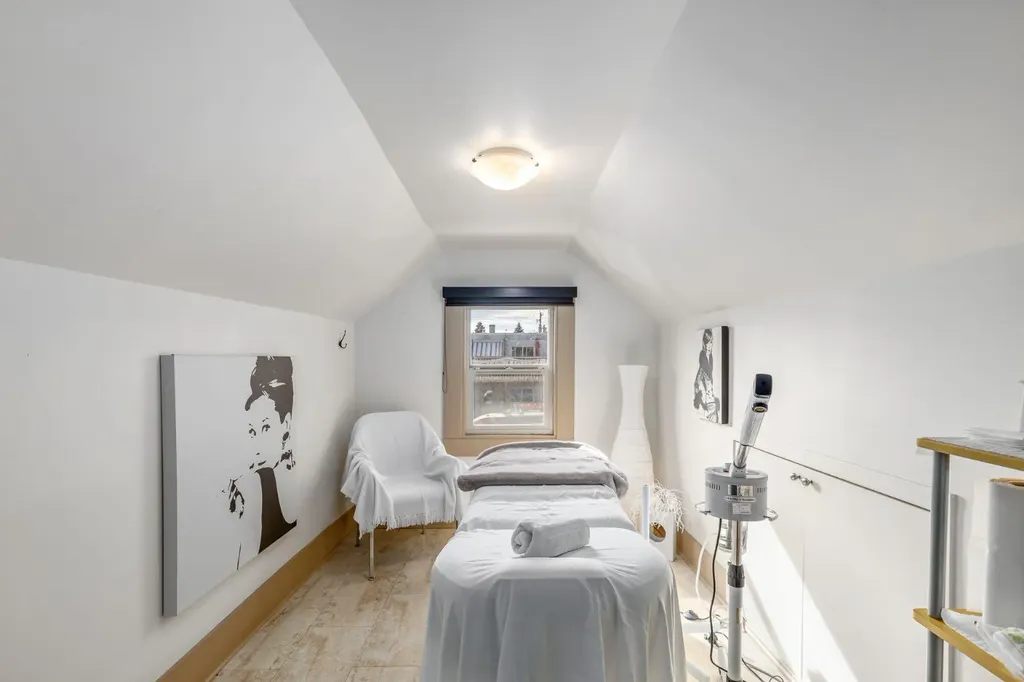 2032 34 Avenue SW Calgary AB T2T 2C3