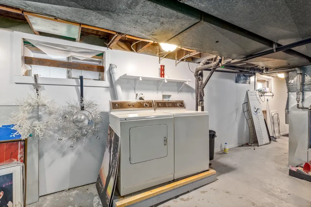 2032 34 Avenue SW Calgary AB T2T 2C3