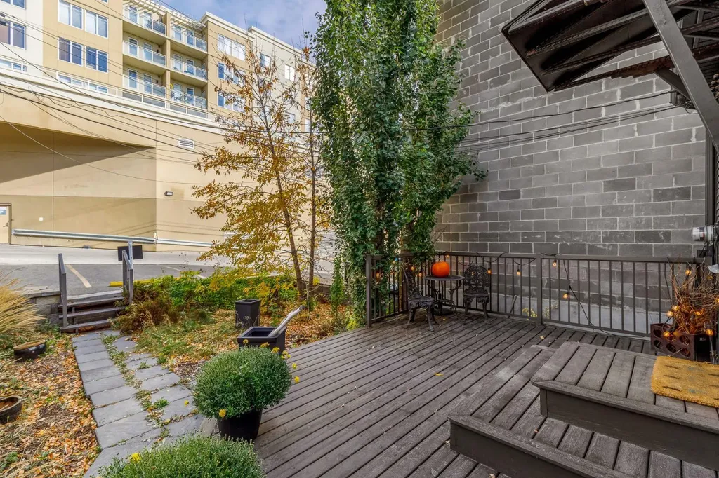 2032 34 Avenue SW Calgary AB T2T 2C3