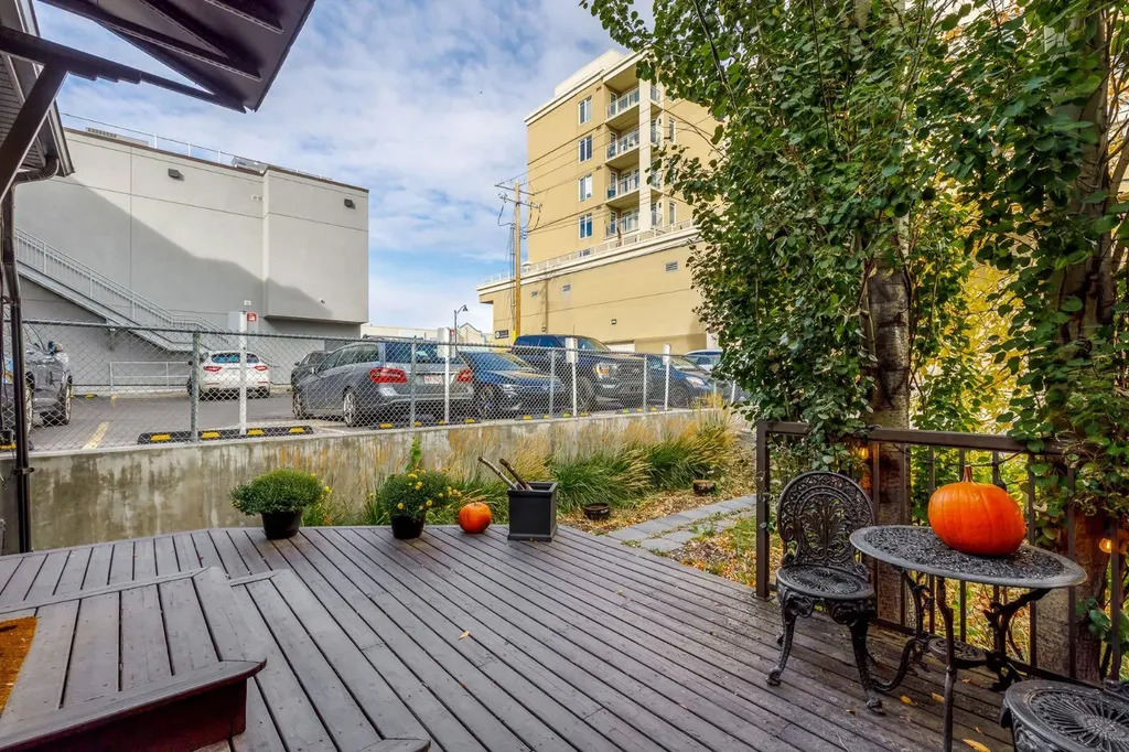 2032 34 Avenue SW Calgary AB T2T 2C3