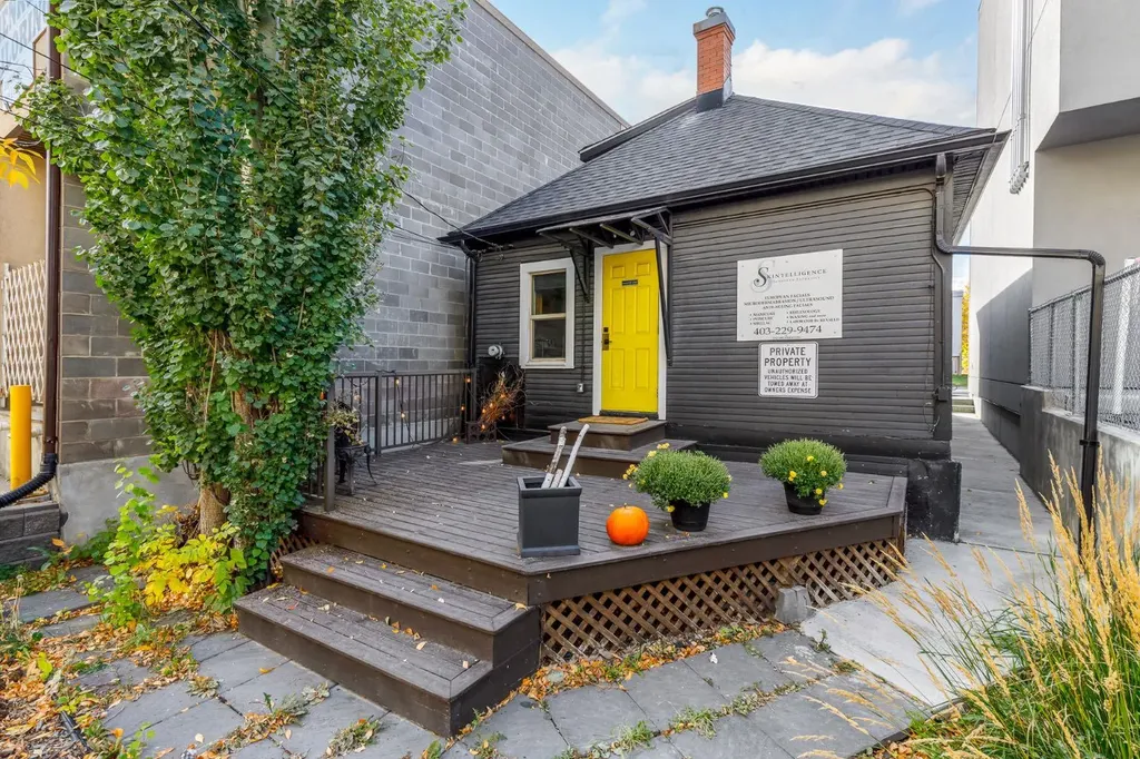 2032 34 Avenue SW Calgary AB T2T 2C3