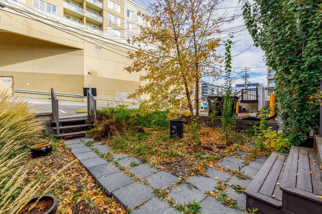 2032 34 Avenue SW Calgary AB T2T 2C3