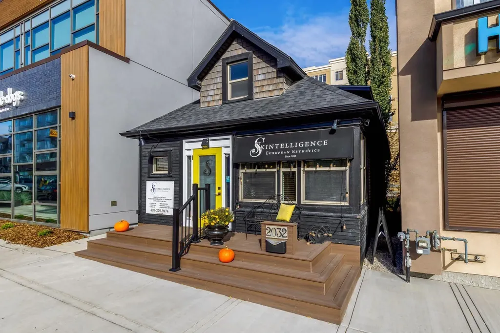 2032 34 Avenue SW Calgary AB T2T 2C3