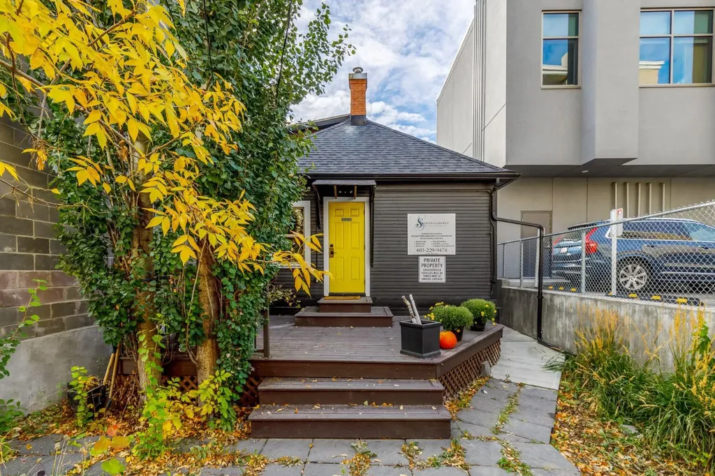 2032 34 Avenue SW Calgary AB T2T 2C3