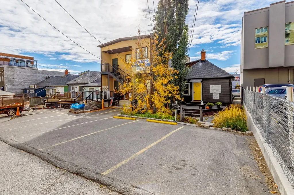 2032 34 Avenue SW Calgary AB T2T 2C3