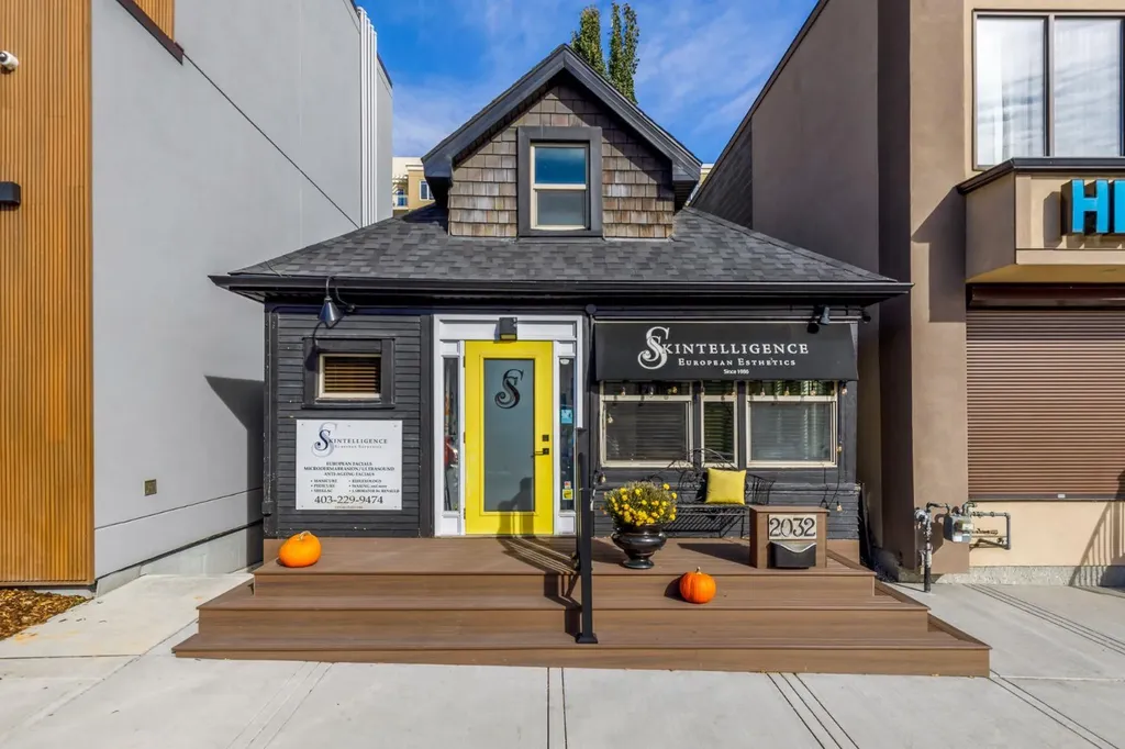 2032 34 Avenue SW Calgary AB T2T 2C3