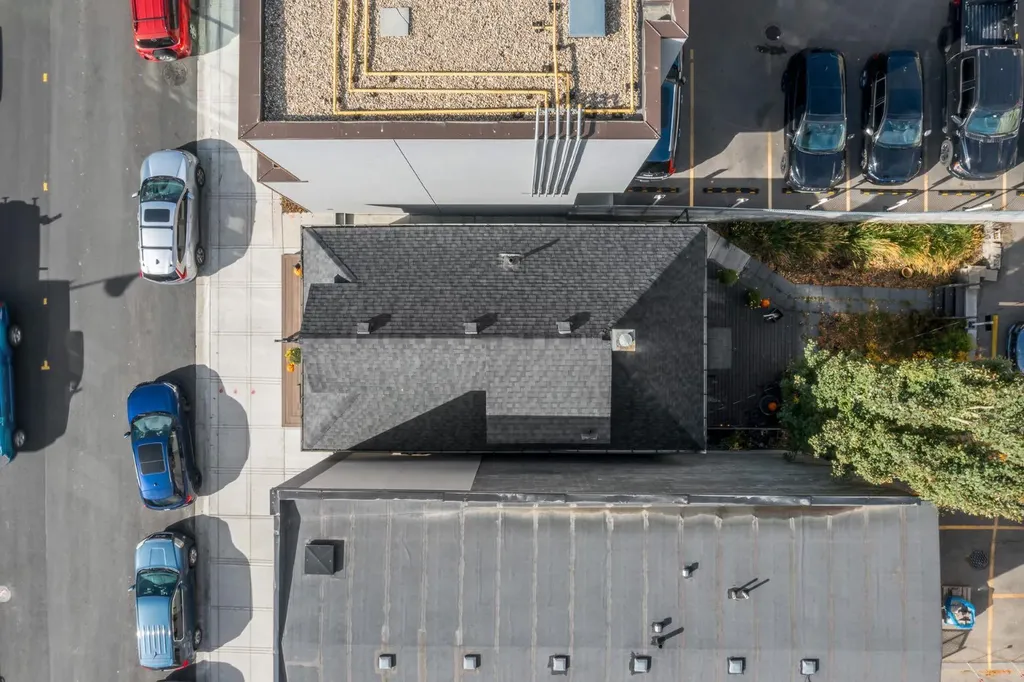2032 34 Avenue SW Calgary AB T2T 2C3