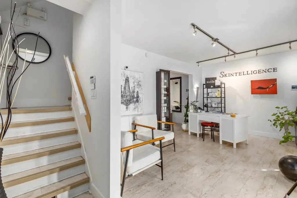 2032 34 Avenue SW Calgary AB T2T 2C3