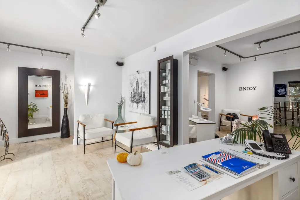 2032 34 Avenue SW Calgary AB T2T 2C3
