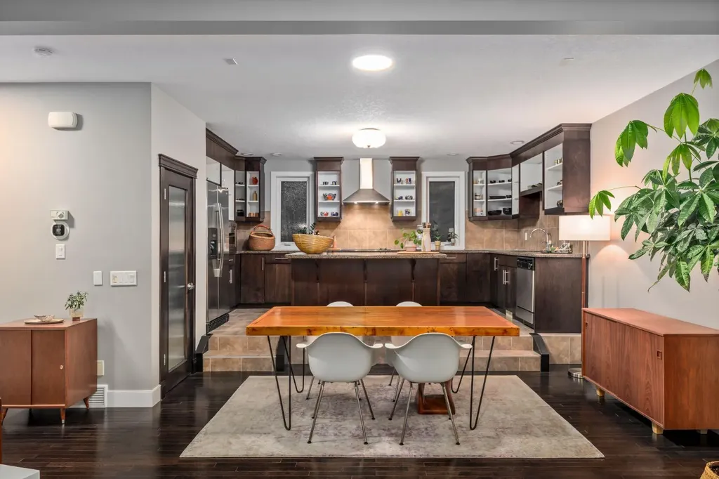 2915 17 Street SW Calgary AB T2T 4N6