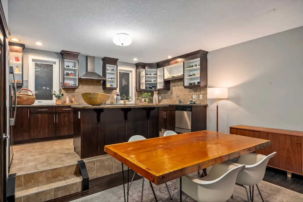 2915 17 Street SW Calgary AB T2T 4N6