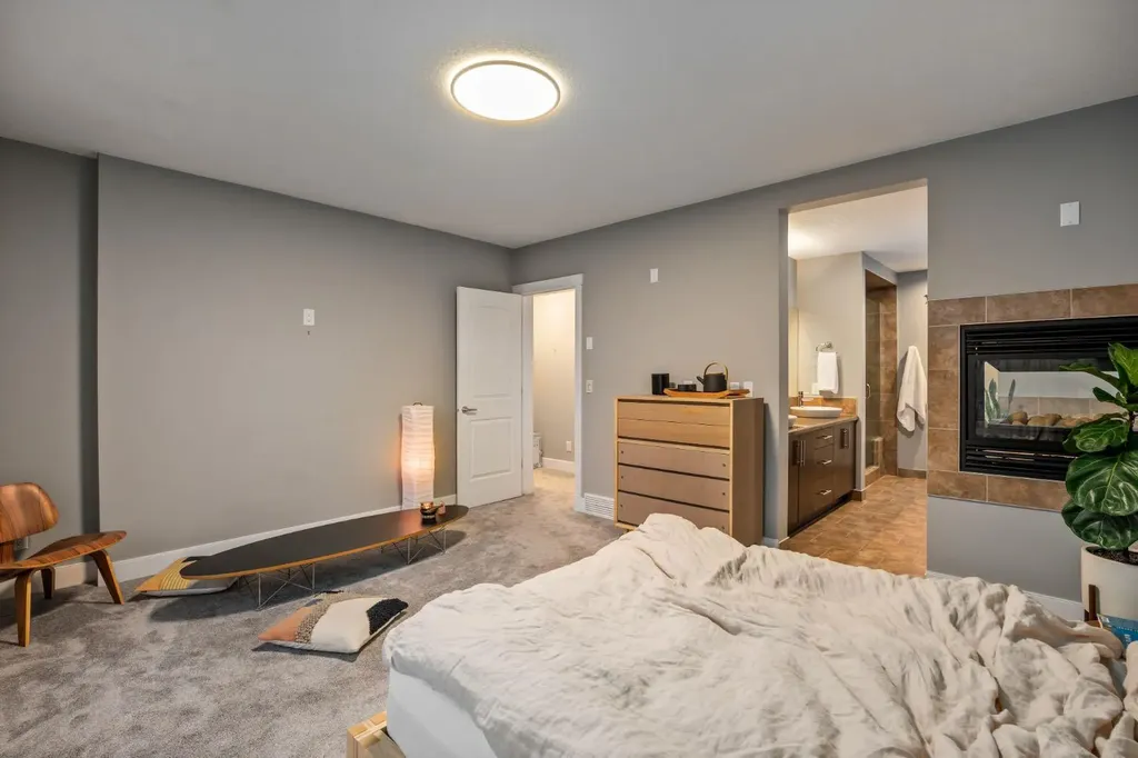 2915 17 Street SW Calgary AB T2T 4N6
