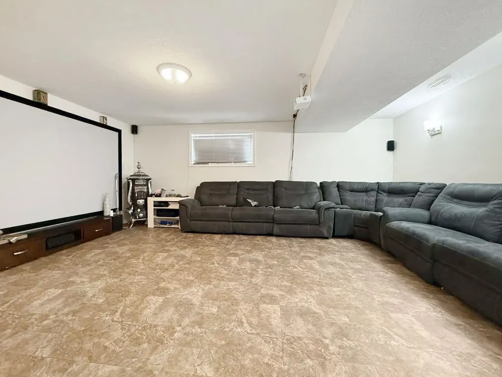 10913 Grande Avenue Grande Cache AB t0e0y0