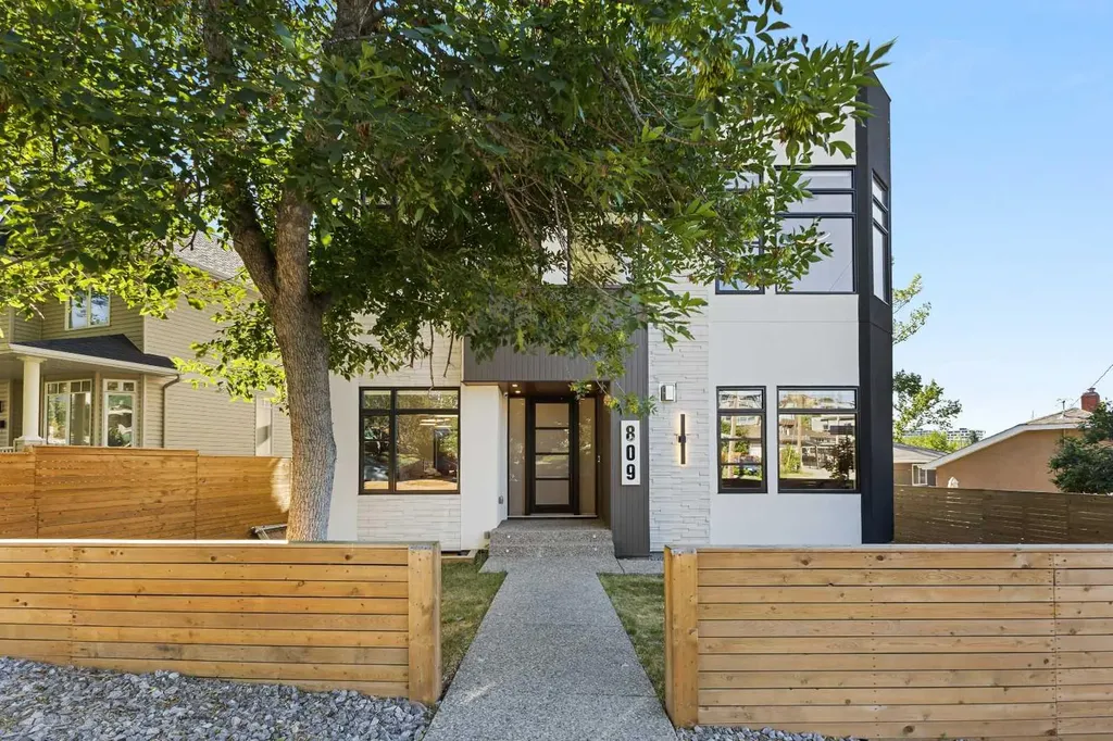 809 Drury Avenue NE Calgary AB T2E 0M3