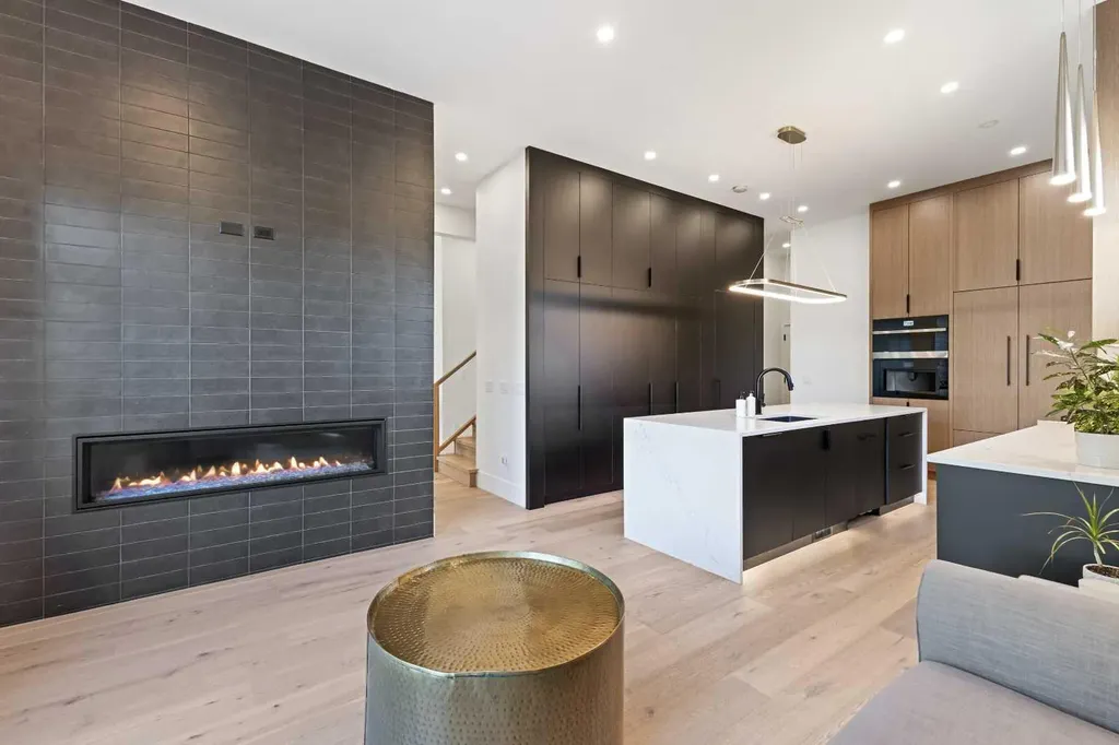 809 Drury Avenue NE Calgary AB T2E 0M3