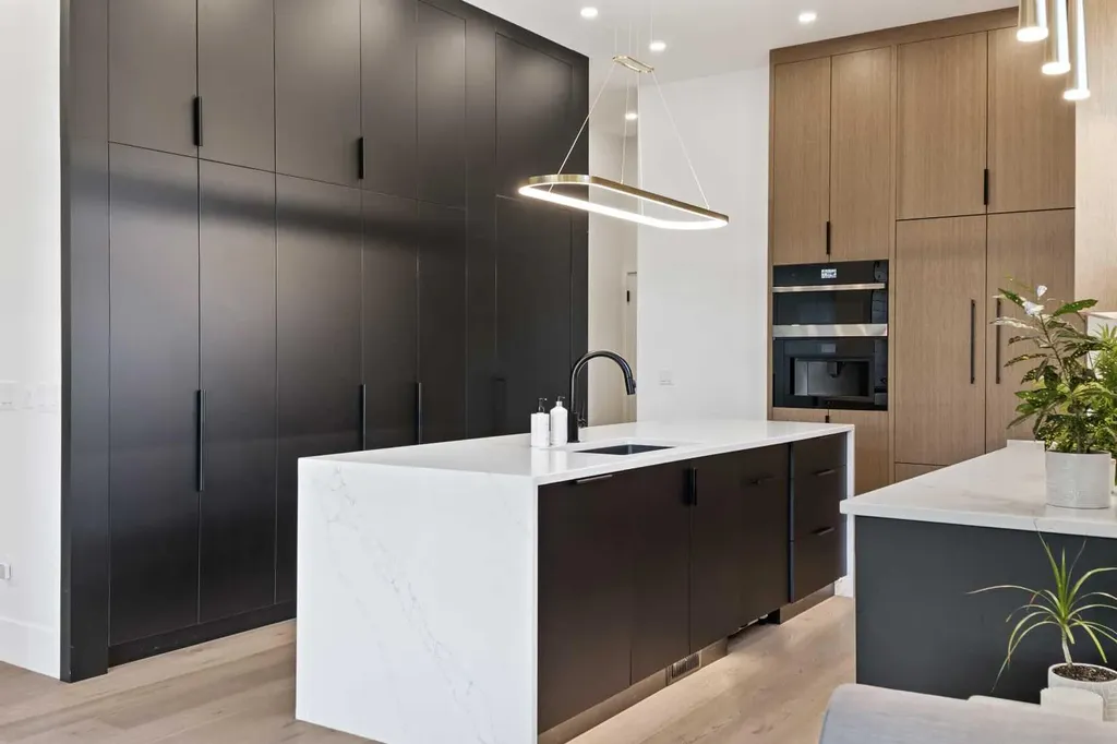 809 Drury Avenue NE Calgary AB T2E 0M3