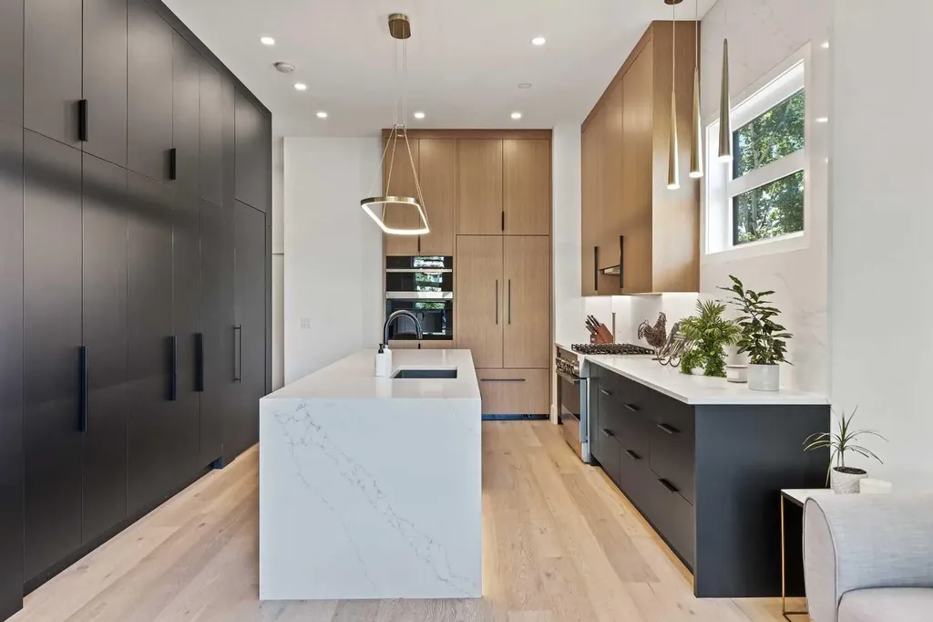 809 Drury Avenue NE Calgary AB T2E 0M3