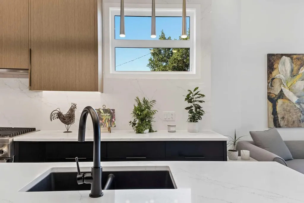 809 Drury Avenue NE Calgary AB T2E 0M3