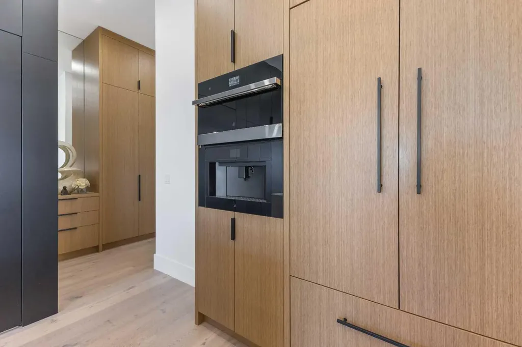 809 Drury Avenue NE Calgary AB T2E 0M3