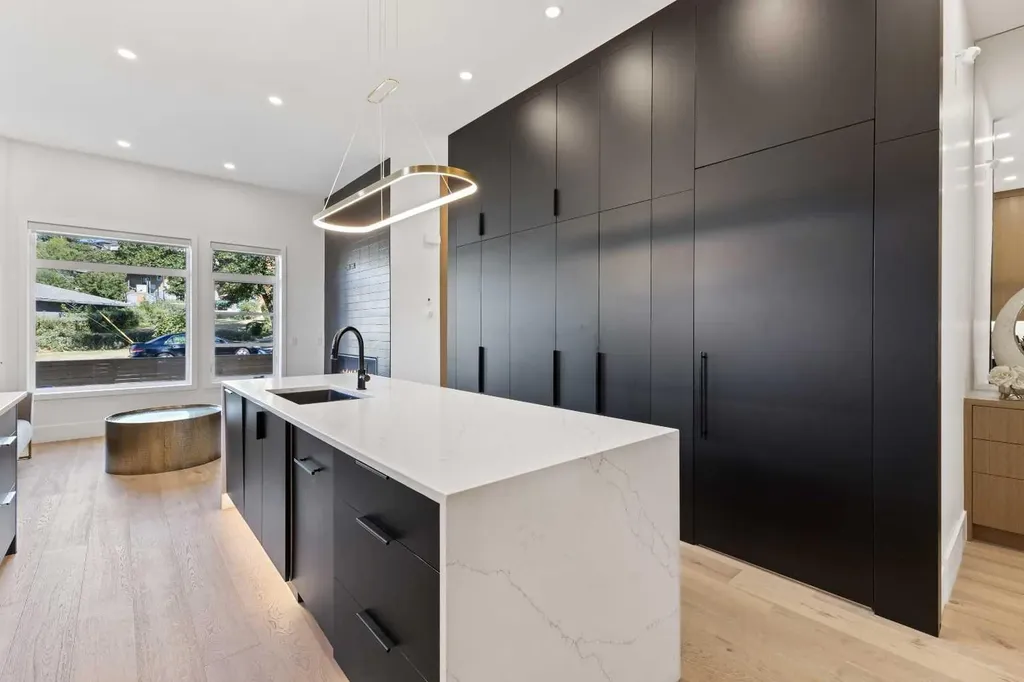 809 Drury Avenue NE Calgary AB T2E 0M3