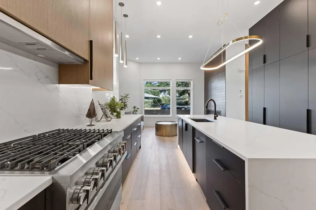 809 Drury Avenue NE Calgary AB T2E 0M3