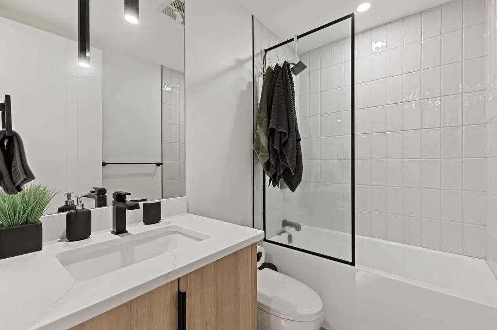 809 Drury Avenue NE Calgary AB T2E 0M3