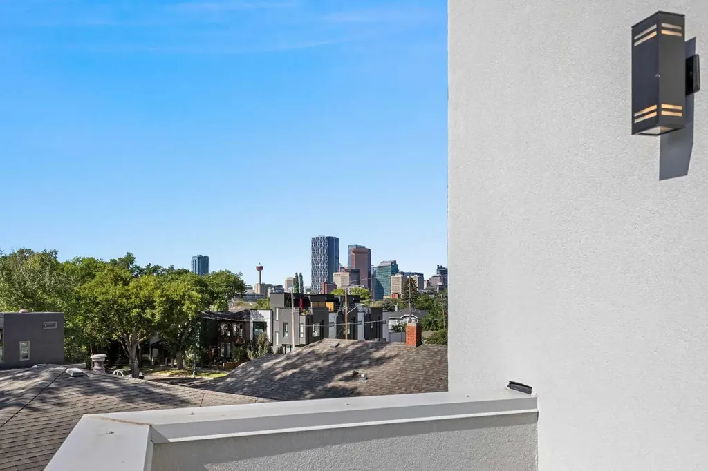 809 Drury Avenue NE Calgary AB T2E 0M3