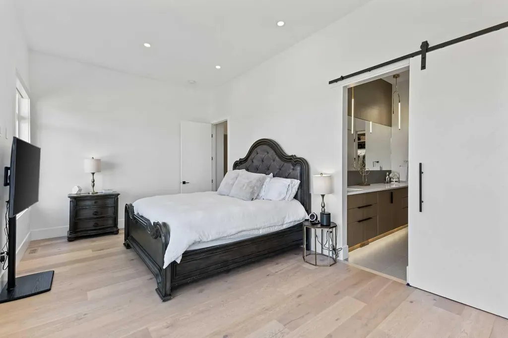 809 Drury Avenue NE Calgary AB T2E 0M3
