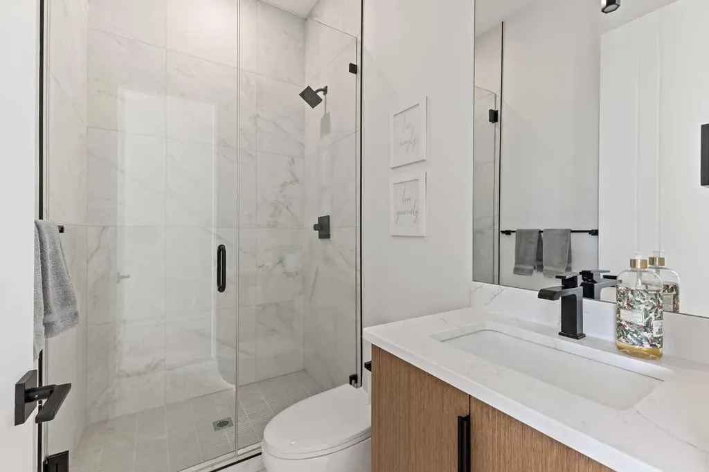809 Drury Avenue NE Calgary AB T2E 0M3