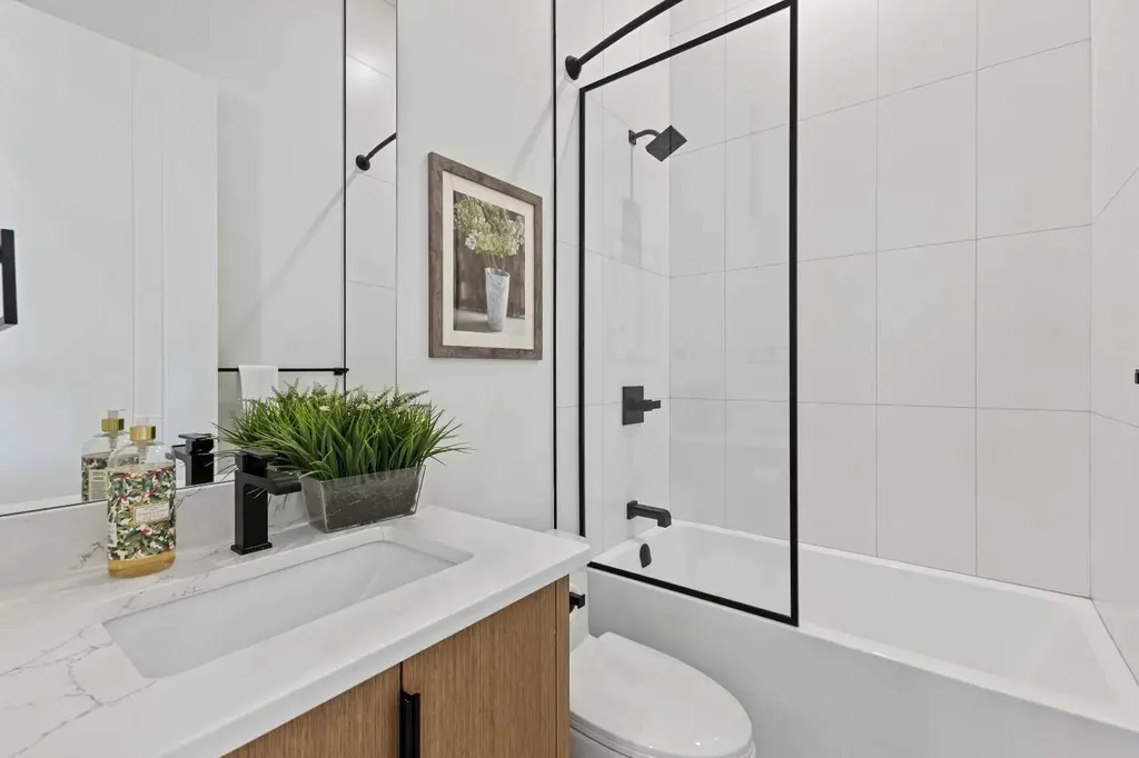 809 Drury Avenue NE Calgary AB T2E 0M3