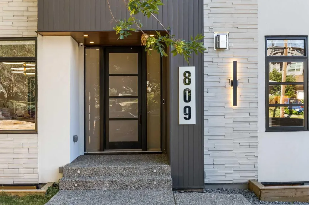 809 Drury Avenue NE Calgary AB T2E 0M3