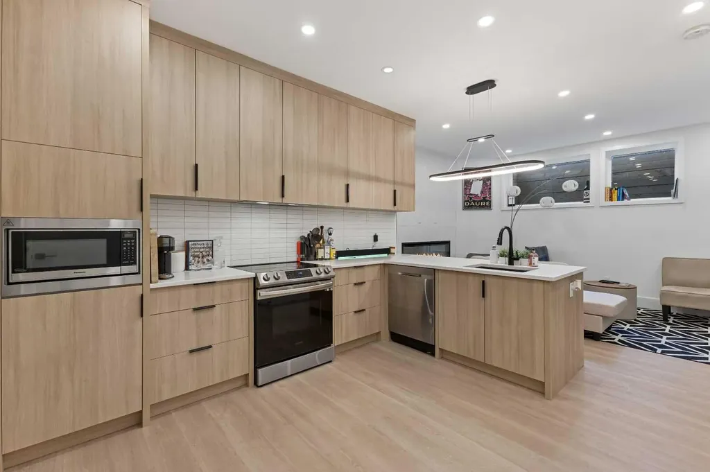 809 Drury Avenue NE Calgary AB T2E 0M3