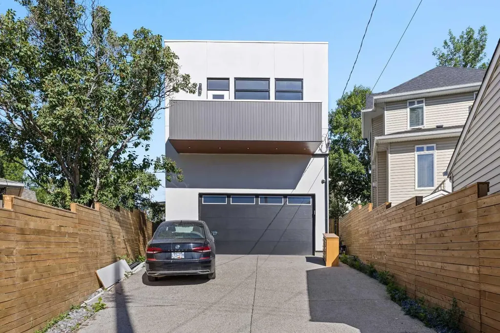 809 Drury Avenue NE Calgary AB T2E 0M3