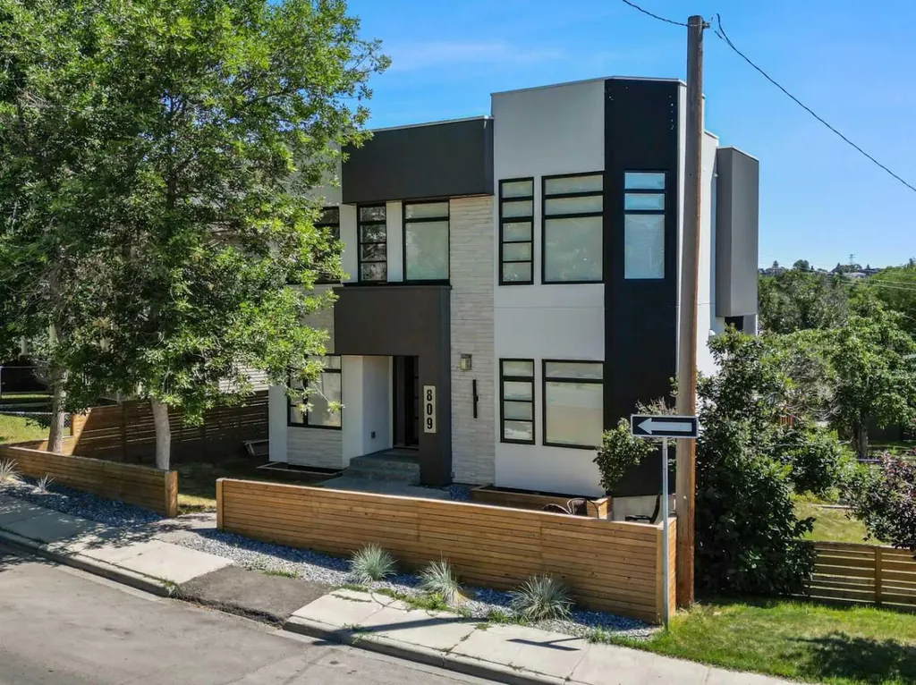 809 Drury Avenue NE Calgary AB T2E 0M3