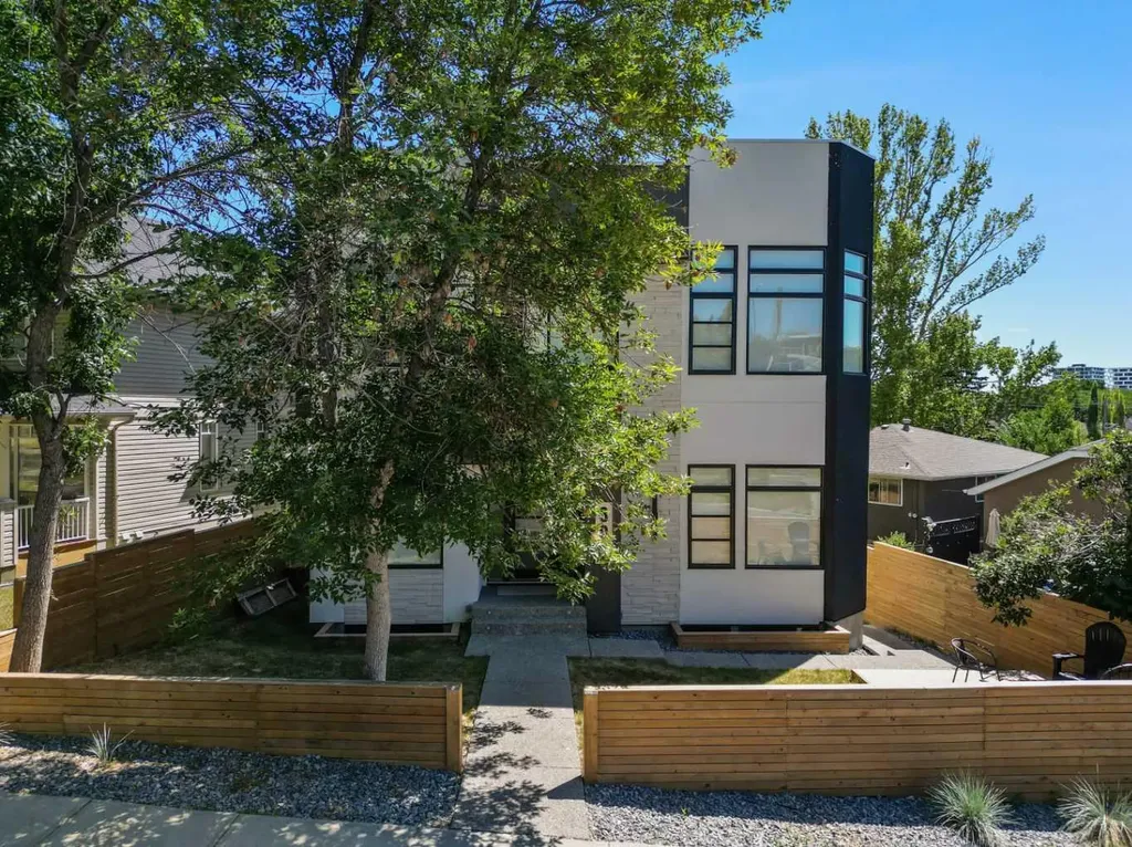 809 Drury Avenue NE Calgary AB T2E 0M3