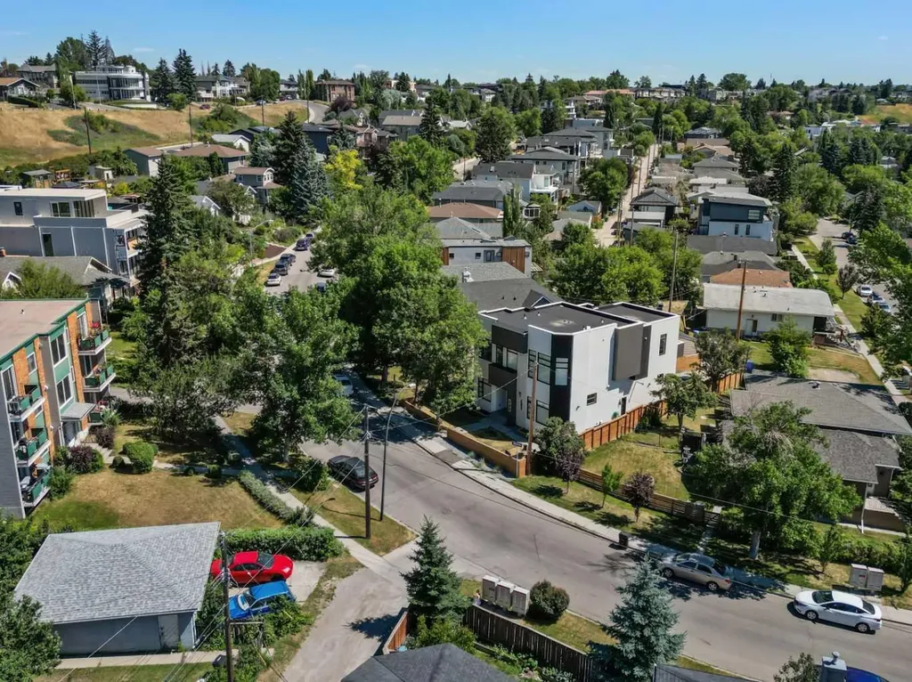 809 Drury Avenue NE Calgary AB T2E 0M3