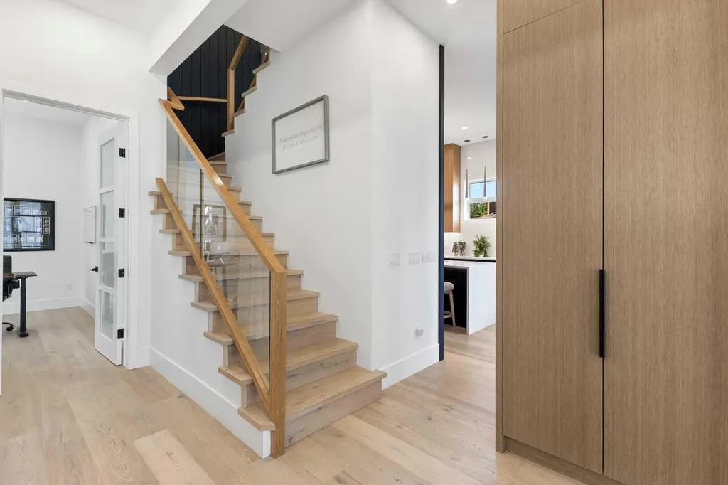 809 Drury Avenue NE Calgary AB T2E 0M3