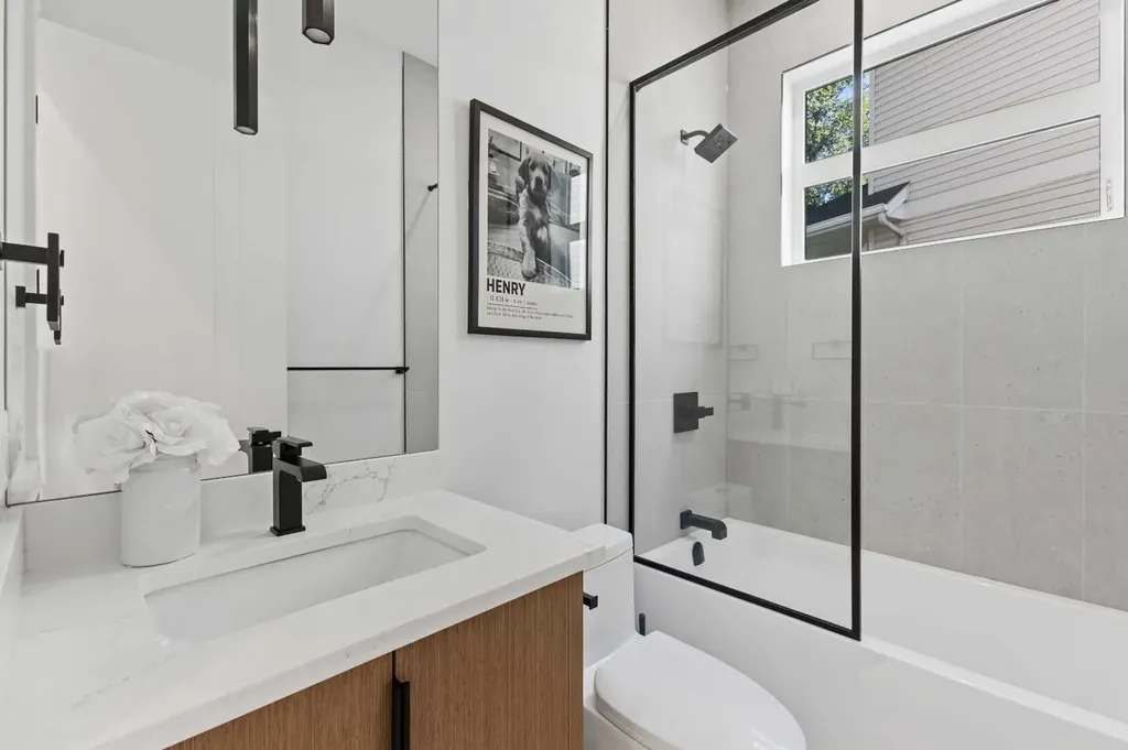 809 Drury Avenue NE Calgary AB T2E 0M3