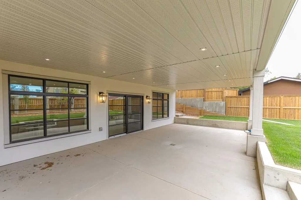 2945 Toronto Crescent NW Calgary AB T2N 3W4