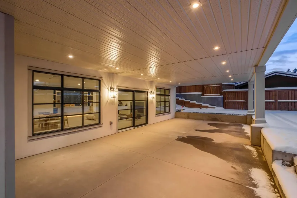 2945 Toronto Crescent NW Calgary AB T2N 3W4