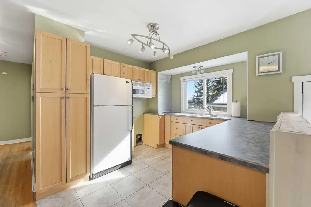 1 Thorncliffe Crescent NW Calgary AB T2K3A9