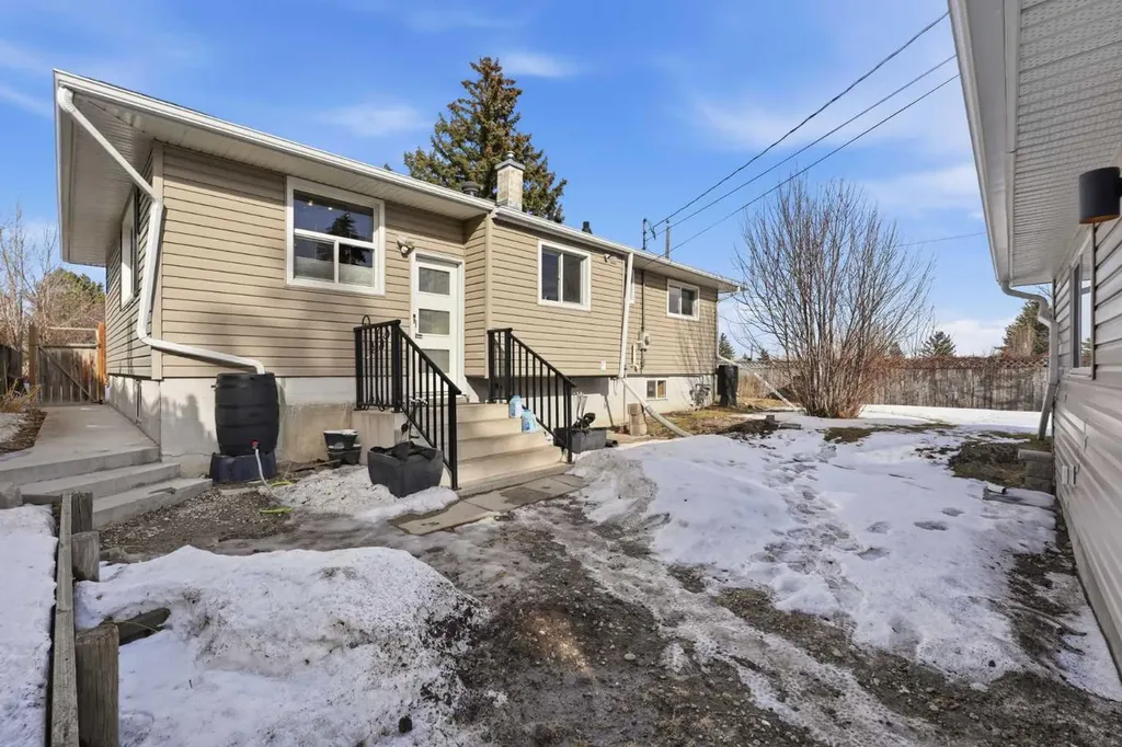 1 Thorncliffe Crescent NW Calgary AB T2K3A9