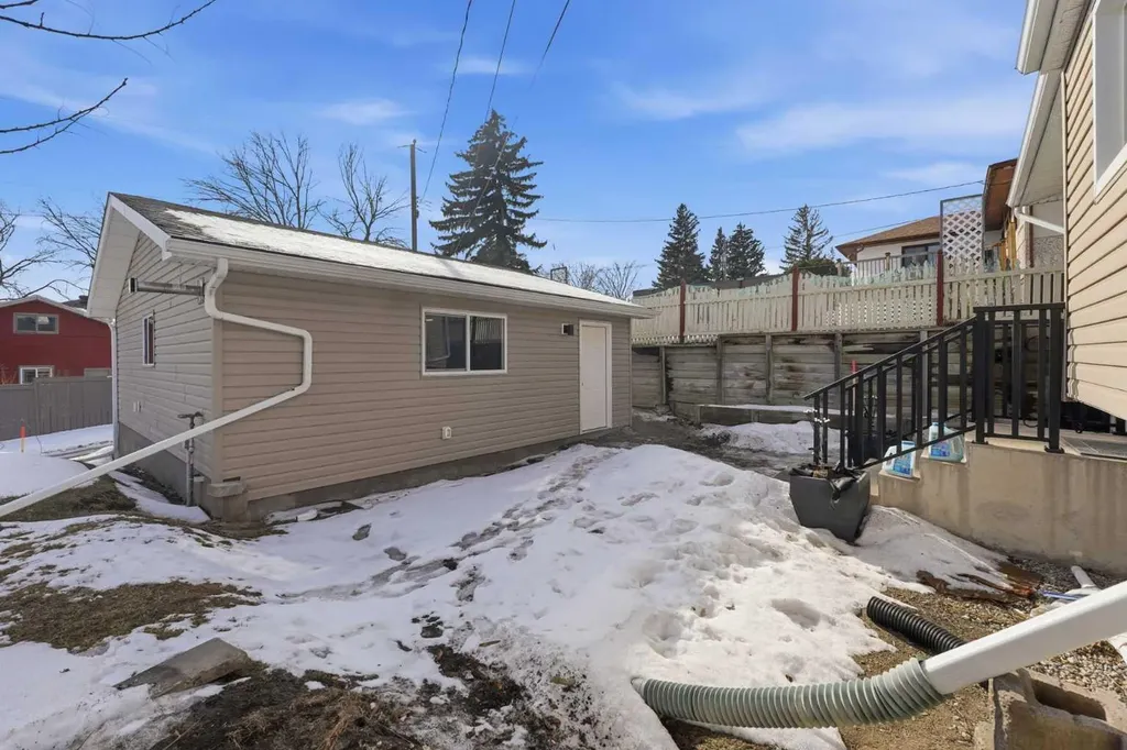 1 Thorncliffe Crescent NW Calgary AB T2K3A9