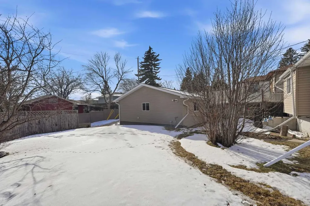 1 Thorncliffe Crescent NW Calgary AB T2K3A9